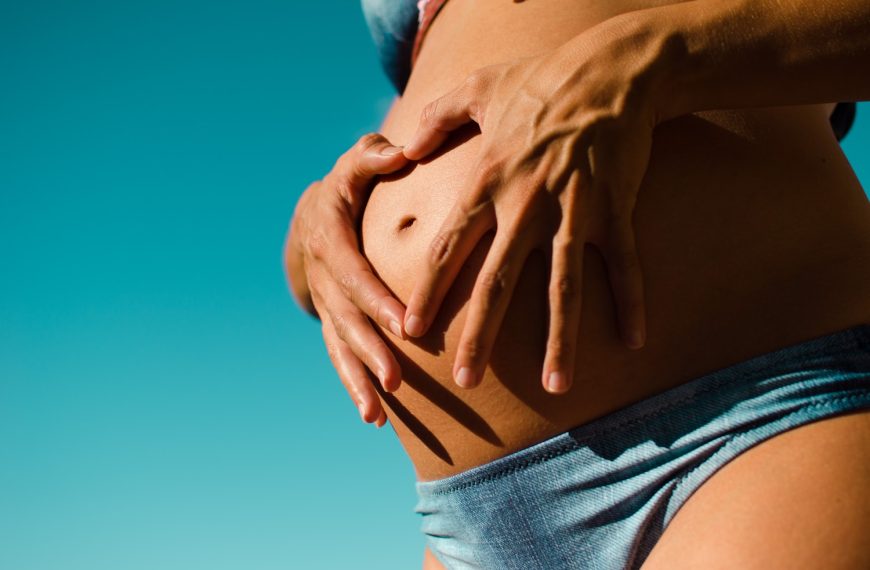 closeup photography of pregnant woman